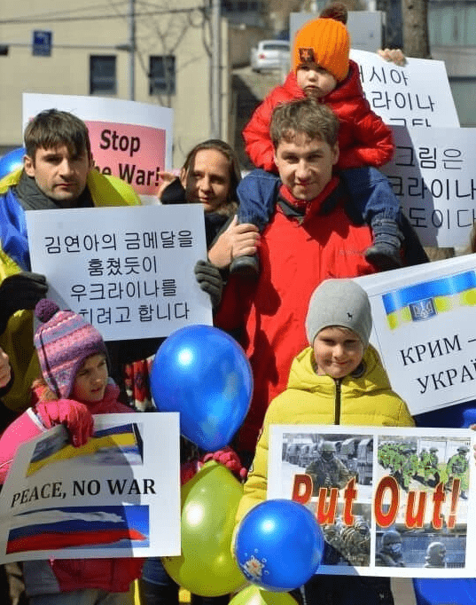 러시아가 우크라이나를 침공해 전쟁이 일어나고 있는 가운데, 과거 우크라이나의 시위 장면이 재조명되고 있다. 최근 한 온라인 커뮤니티에는 ‘한국에게 뭐가 중요한지 잘 아는 우크라이나인.jpg’라는 제목�