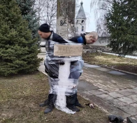 러시아와 전쟁 이후 우크라이나 길거리에 묶여있는 사람들의 소름돋는 정체