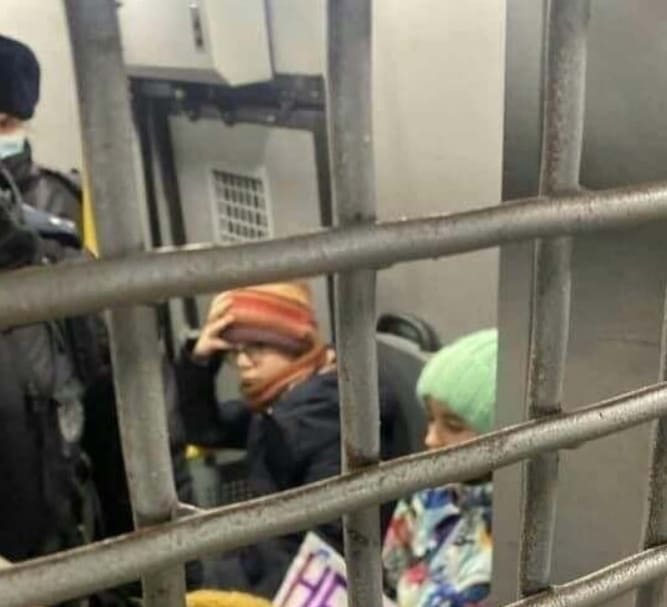 [속보] 푸틴, 전쟁 반대 시위 어린이들 체포 중
