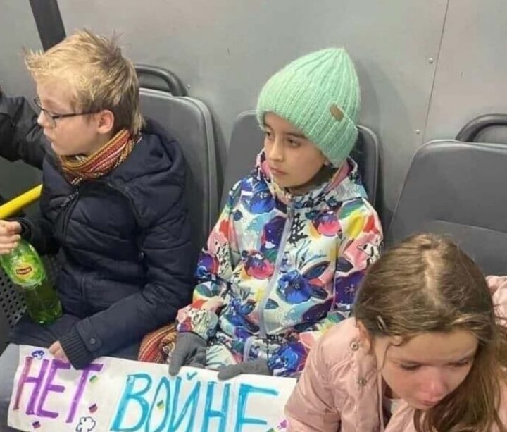 러시아의 초등학생들이 전쟁 반대 시위를 하다 무더기로 붙잡힌 사건이 발생했다. 2일 한 온라인 커뮤니티에는 전쟁 반대 시위하다가 잡혀온 러시아 초등학생들이란 제목의 글이 사진과 함께 올라왔다. 사진 속 아이�