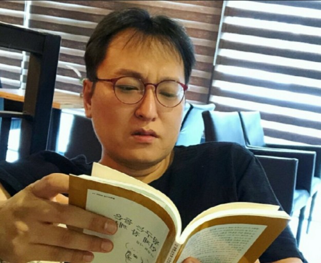 미투 논란에 휩싸였던 박진성 시인이 사망한 것으로 알려졌다. 향년 44세. 박진성 시인의 부친은 지난 14일 밤 박 시인의 페이스북을 통해 그의 부고 소식을 알렸다. 그의 아버지는 “박진성 애비되는 사람입