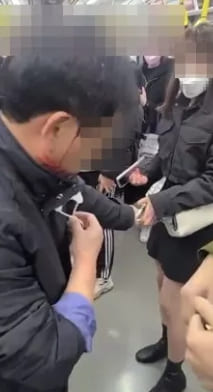 서울 지하철 9호선에서 술에 취한 20대 여성이 60대 남성을 스마트폰으로 폭행하는 장면이 공개돼 논란이 되고 있다. 17일 서울 강서경찰서에 따르면 전날 오후 9시 46분께 가양역으로 향하던 지하철 9호선 열차 안에서 20�