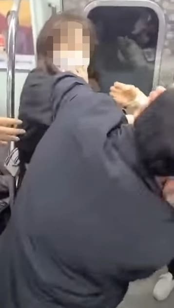 서울 지하철 9호선에서 술에 취한 20대 여성이 60대 남성을 스마트폰으로 폭행하는 장면이 공개돼 논란이 되고 있다. 17일 서울 강서경찰서에 따르면 전날 오후 9시 46분께 가양역으로 향하던 지하철 9호선 열차 안에서 20�