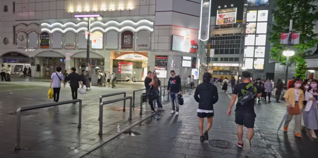 일본 거리에는 바닥에 쓰레기가 단 한 개도 존재하지 않는 것으로 알려졌다. 사람이 지나가는 길바닥에 그 흔한 담배 꽁초라던가 종리쪼가리 하나 존재하지 않는다.