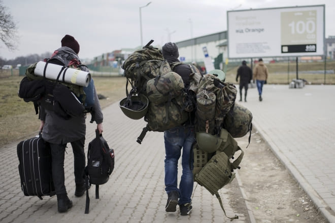 러시아의 우크라이나 침공에 분노해 우크라이나 국제의용군에 자원했던 한 프랑스인이 나흘 만에 귀국해 현지 상황을 전했다. 지난 19일(이하 현지 시각) 프랑스 일간지 르 몽드는 지난 12일 우크라이나 서부 야보리브