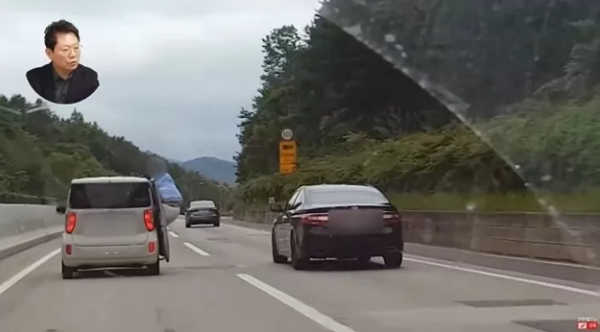 고속도로에서 달리는 차문을 열고 엉덩이를 내밀어 신나게 춤을 추는 영상이 논란이 되고 있다. 지난 22일 유튜브 채널 한문철TV에는 “차가 쌩쌩 달리는 고속도로에서 문을 벌컥열고 신나게 엉덩이 춤추는 남자!!R
