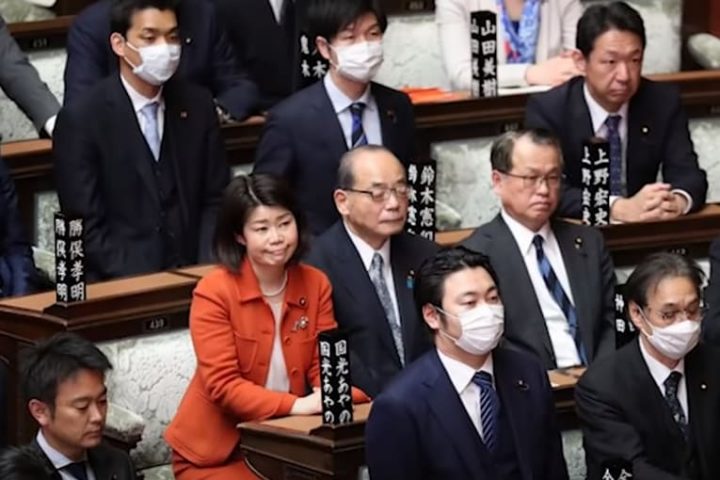 격식을 차려야 할 일본 의회에서 소란스러운 사건이 발생했다. 어찌된 일일까? 도쿄 도의회 정례회가 진행되는 가운데, 보는 이들의 눈살이 찌푸려지는 장면이 연출됐다. 한 여성 의원의 질의 도중 남성 의원들이 고함을 지�