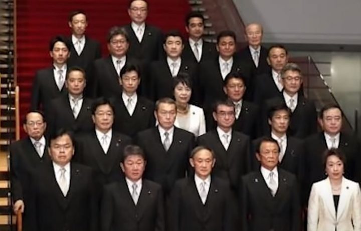 격식을 차려야 할 일본 의회에서 소란스러운 사건이 발생했다. 어찌된 일일까? 도쿄 도의회 정례회가 진행되는 가운데, 보는 이들의 눈살이 찌푸려지는 장면이 연출됐다. 한 여성 의원의 질의 도중 남성 의원들이 고함을 지�
