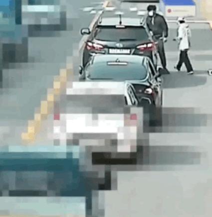 차량 운전자들이 본다면 그야말로 ‘피꺼솟’ 할 만한 충격적인 CCTV 영상이 공개됐다. 최근 자동차 전문 커뮤니티인 ‘보배드림’ 공식 인스타그램에는 매우 황당한 접촉사고 영상이 올라왔다. 해�