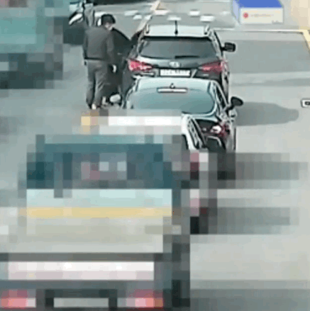 차량 운전자들이 본다면 그야말로 ‘피꺼솟’ 할 만한 충격적인 CCTV 영상이 공개됐다. 최근 자동차 전문 커뮤니티인 ‘보배드림’ 공식 인스타그램에는 매우 황당한 접촉사고 영상이 올라왔다. 해�