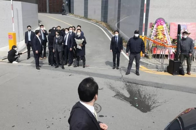 실시간 박근혜 기자 회견장에서 벌어진'소주병 투척' 돌발 상황