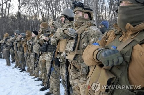 KBS 뉴스가 우크라이나 국제의용군으로 참전한 한국 청년의 위치를 노출했다는 논란에 휩싸였다. 지난 28일 KBS는 우크라이나 국제의용군에 소속돼 참전 중이라고 주장하는 한국 청년 2명과의 화상 인터뷰를 공개했다.
