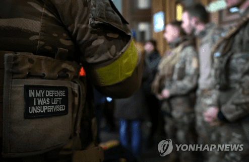 KBS 뉴스가 우크라이나 국제의용군으로 참전한 한국 청년의 위치를 노출했다는 논란에 휩싸였다. 지난 28일 KBS는 우크라이나 국제의용군에 소속돼 참전 중이라고 주장하는 한국 청년 2명과의 화상 인터뷰를 공개했다.