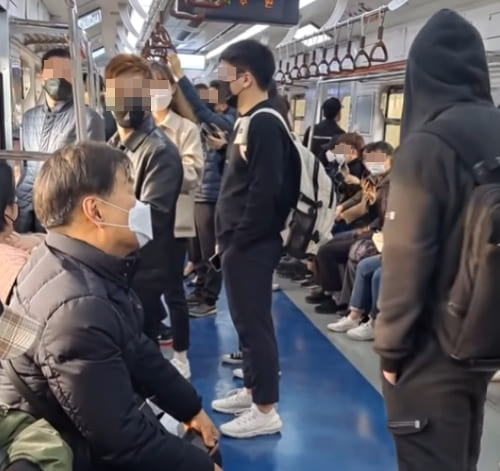 최근 서울 1호선 지하철에서 젊은 남성이 노인에게 폭언과 욕설을 하는 영상이 SNS에서 확산되며 논란이 됐다. 영상이 빠르게 퍼지며 논란이 거세지고 있는 가운데 자신을 영상 속 ‘노인의 아들’이라고 밝힌 이�