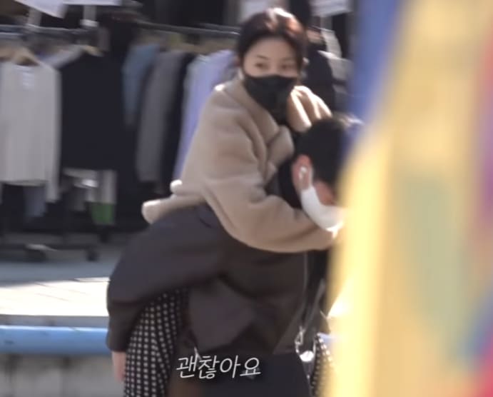 다리 다친 미녀가'어부바' 해달라고 하자 한국 남자들이 보인 반응