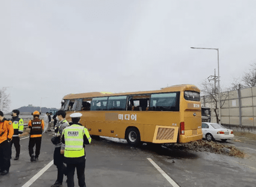 31일 오전 경기 파주시 자유로에서 발생한 드라마 제작진을 태운 버스와 덤프트럭의 추돌사고로 1명이 사망하고 10명이 부상을 입은 가운데 해당 드라마가 tvN의 ‘조선 정신과 의사 유세풍’인 것으로 확인됐다. 경찰과 소�