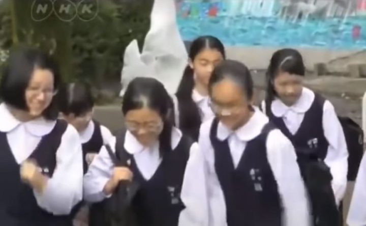 최근 공개된'일본 10대 여학생' 사진에 해외 누리꾼들이 분노한 이유