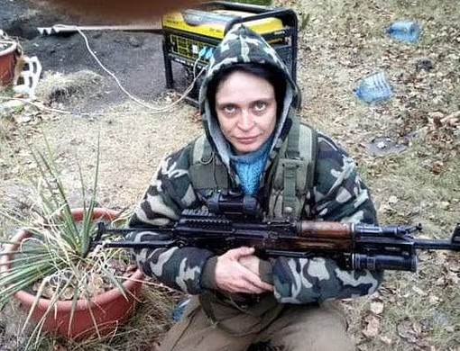 러시아 우크라이나 전쟁에서 우크라이나인 40명 이상을 사살한 러시아의 여성 저격수가 생포됐다. 지난 31일(현지시간) 미국 뉴욕포스트 보도에 따르면 41세 저격수 스타리코바는 우크라이나 전쟁 중 부상을 당해 자�