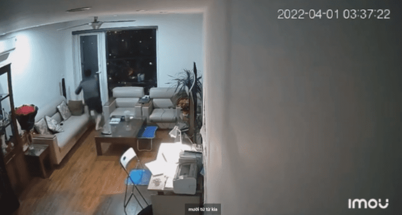 현재 SNS에 퍼지고 있는 충격적인 집안 CCTV 영상 (+28층 높이)