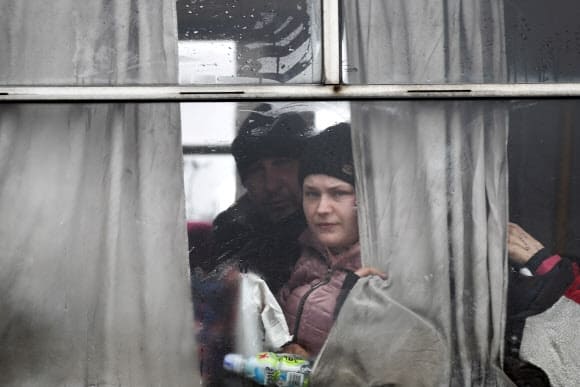 러시아군이 우크라이나 여성들을 집단 성폭행한 것으로 드러났다. 3일(현지 시각) 영국 일간지 가디언은 사진작가인 미하일 팔린차크가 우크라이나 수도 키이우에서 20km 떨어진 한 고속도로에서 여성 세 명과 한 남성의 �