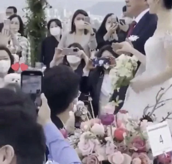‘세기의 결혼’이라고 불리는 배우 현빈과 손예진의 결혼식에 귀여운 깜짝 손님이 하객으로 참석했던 것으로 나타났다. 바로 손예진의 반려견 ‘키티’였다. 지난 3일 각종 온라인 커뮤니티와