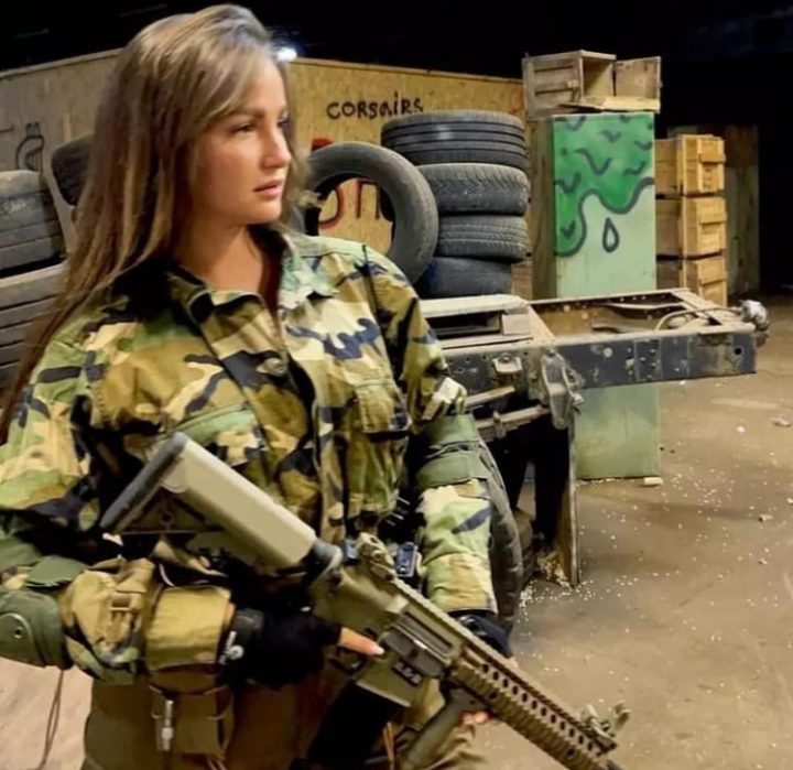 러시아와 전투에 참전하기 위해 자진 입대한 미스 우크라이나 출신 여성의 근황이 전해졌다. 미스 우크라이나 출신 아나스타샤 레나는 러시아 침공 후 자원 입대하며 강인한 모습을 보였다.