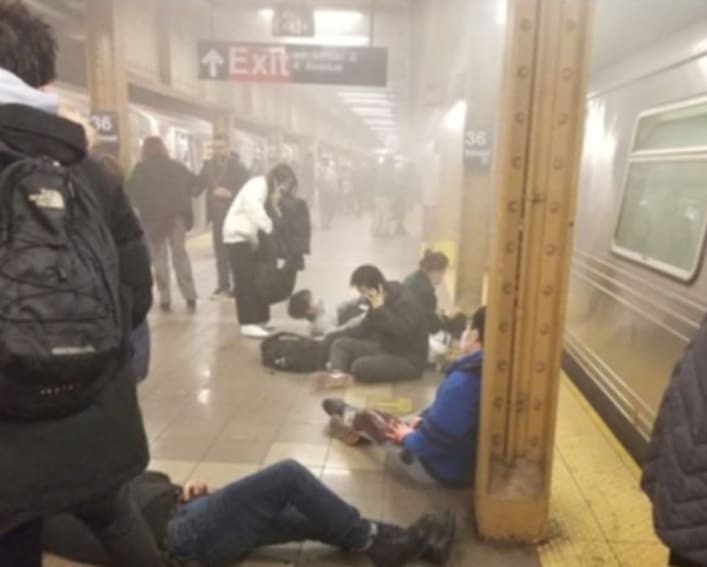 출근길이던 미국 뉴욕 브루클린 지하철역에서 ‘묻지마 범죄’로 보이는 총격 사건이 발생해 최소 13명의 사상자가 발생했다. 뉴욕타임스와 CNN 등 미국 언론들은 12일(현지 시간) 경찰을 인용해 이날 오전 8시