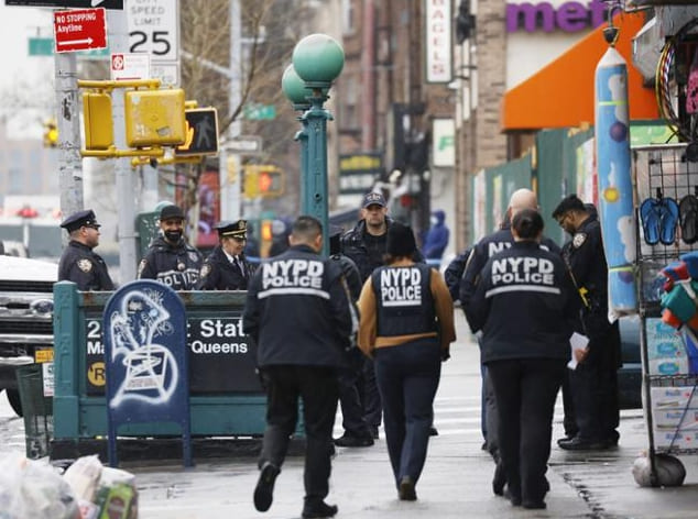 출근길이던 미국 뉴욕 브루클린 지하철역에서 ‘묻지마 범죄’로 보이는 총격 사건이 발생해 최소 13명의 사상자가 발생했다. 뉴욕타임스와 CNN 등 미국 언론들은 12일(현지 시간) 경찰을 인용해 이날 오전 8시