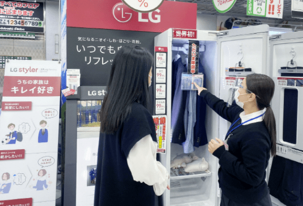 일본 가전이 최고인 줄로만 알았던 일본이 여태껏 쓰던 제품이 한국산이라는 것을 알고 난리가 났다. LG전자 의류관리기 스타일러가 ‘외산 가전의 무덤’이라고 불리는 일본에서 생활필수템으로 자리잡고 있다.