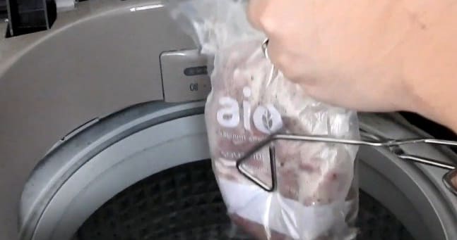 한 요리 유튜버가 세탁기로 수비드 통목살 스테이크를 만들어 먹은 후기를 솔직하게 남겼다. 지난 1월 요리 전문 유튜버 이계피는 자신의 유튜브 채널에 ‘도전! 세탁기로 수비드하기 – 세탁기 수비드 통목살 스�