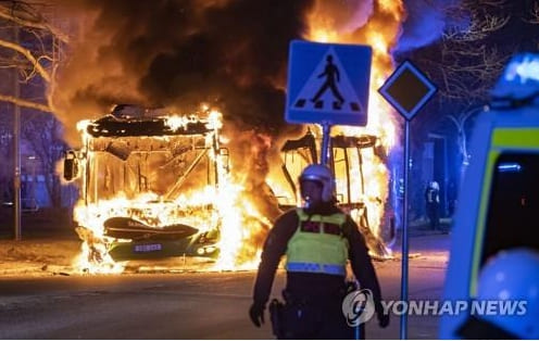 실시간 스웨덴 전국민들 비상 걸린'폭동 발생' 심각한 상황 (+원인)