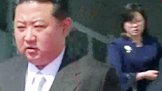 최근 김정은 북한 조선노동당 총비서의 수행원으로 새로운 인물이 등장해 관심을 모으고 있다. 아직 인물의 구체적인 신원이 밝혀지지 않은 상황에서 김 총비서의 ‘이복 누나’일 가능성도 제기되고 있다.