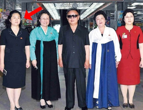 최근 김정은 북한 조선노동당 총비서의 수행원으로 새로운 인물이 등장해 관심을 모으고 있다. 아직 인물의 구체적인 신원이 밝혀지지 않은 상황에서 김 총비서의 ‘이복 누나’일 가능성도 제기되고 있다.