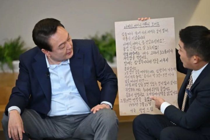 예능 ‘유퀴즈’에 출연한 윤석열 대통령 당선인이 퀴즈 맞히기에 도전했지만 끝내 “모르겠습니다”라고 말하며 퀴즈를 풀지 못했다. 지난 20일 방송된 tvN ‘유퀴즈 온 더 블럭(유퀴즈)’에