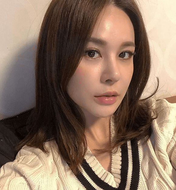 '바지 훌러덩..' 방금 탈의실 파격 셀카 공개해버린 여자 연예인