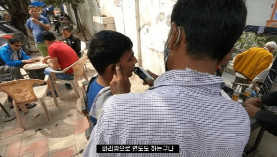 인도 미용실을 방문한 한국 유튜버의 모습이 화제다. 최근 한 온라인 커뮤니티에는 ‘인도 길거리에서 머리 자른 유튜버’라는 제목의 글이 올라왔다. 해당 글에는 여행 유튜버 ‘웅진고웨이̵