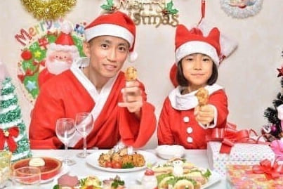 일본 사람들은 크리스마스 때 KFC를 전통음식인냥 많이 찾아 먹는다. 심지어 일본 KFC에 사진들을 보면 ‘크리스마스 버킷’까지 판매한다. 일본에서 크리스마스에 KFC를 먹는 전통은 ‘오카와라 타케시R