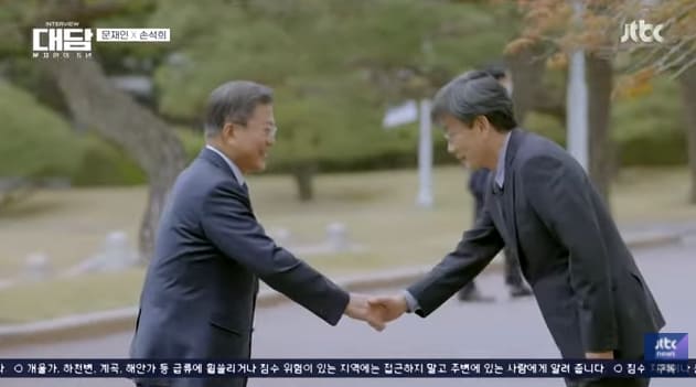 JTBC 대담 방송에서 문재인 대통령에 답변에 손석희 전 앵커가 몇 초간 침묵하는 장면이 포착됐다. 지난 25일 오후 8시 50분부터 약 1시간 30분 동안 JTBC에서 ‘대담-문재인의 5년’ 1부가 방송됐다. �
