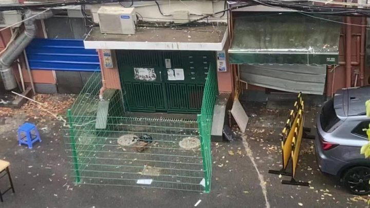 중국 상하이에서 코로나 사태가 더욱 악화되자 당국이 아파트 주변에 2m 녹색 울타리를 설치하는 등 시민들을 가두고 있다. 23일 상하이에서 일일 사망자가 39명 발생했다. 이는 전일보다 3배 급증한 것이다. 양로원�