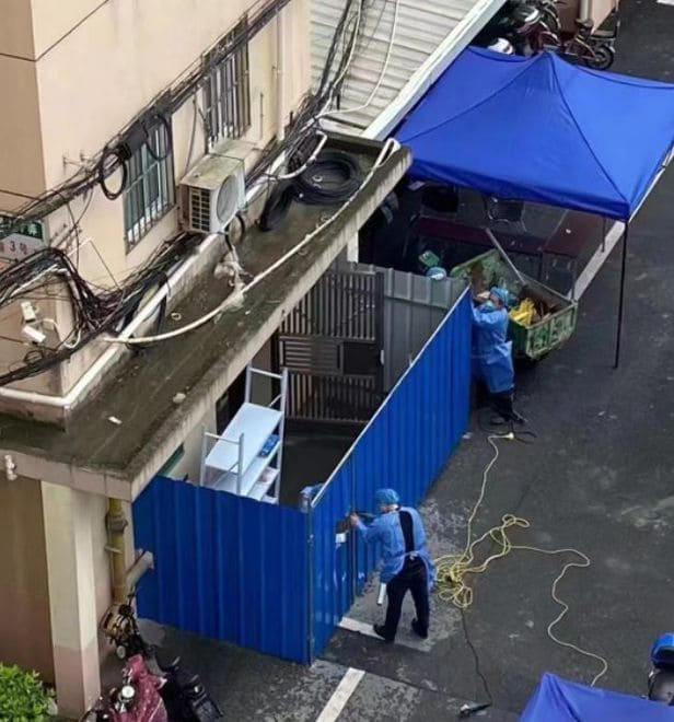 중국 상하이에서 코로나 사태가 더욱 악화되자 당국이 아파트 주변에 2m 녹색 울타리를 설치하는 등 시민들을 가두고 있다. 23일 상하이에서 일일 사망자가 39명 발생했다. 이는 전일보다 3배 급증한 것이다. 양로원�