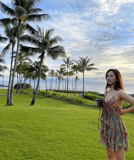 그룹 소녀시대의 유리가 파격적인 패션을 선보였다. 지난달 29일 유리는 자신의 인스타그램에 “Aloha from Yuri”라는 글과 함께 사진 여러 장을 공개했다. 공개된 사진 속 유리는 하와이에서 여유로�