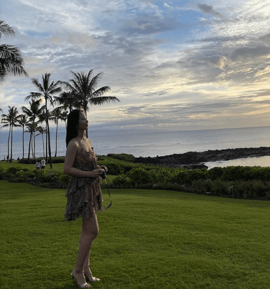 그룹 소녀시대의 유리가 파격적인 패션을 선보였다. 지난달 29일 유리는 자신의 인스타그램에 “Aloha from Yuri”라는 글과 함께 사진 여러 장을 공개했다. 공개된 사진 속 유리는 하와이에서 여유로�