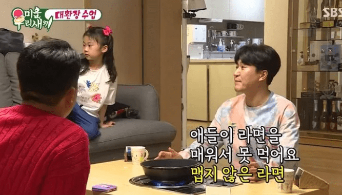 방송인 김종민이 특이한 라면 레시피를 공유했다. 지난 1일 방송된 SBS ‘미운 우리 새끼’에는 김종민이 개그맨 김준호와 함께 자신의 조카를 돌보는 모습이 그려졌다. 이날 김종민은 배고플 아이들을 위�