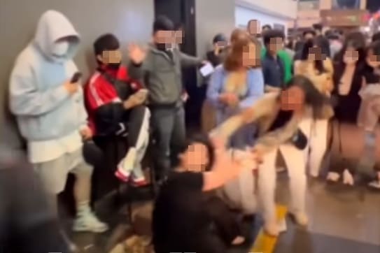 최근 부산의 한 길거리에서 두 여성끼리 발차기를 하며 몸싸움을 하는 일이 발생했다. 지난 17일 유튜브 ‘미국레이TV’에는 ‘화제의 부산 여자 길거리 싸움 동영상’이라는 제목으로 영상이 올라왔�