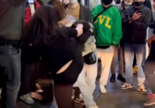 최근 부산의 한 길거리에서 두 여성끼리 발차기를 하며 몸싸움을 하는 일이 발생했다. 지난 17일 유튜브 ‘미국레이TV’에는 ‘화제의 부산 여자 길거리 싸움 동영상’이라는 제목으로 영상이 올라왔�