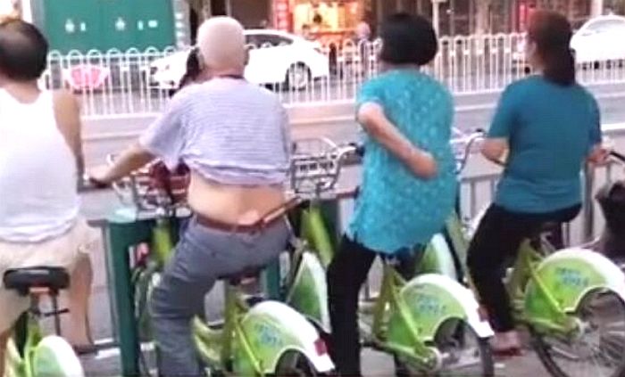 최근 도시 곳곳에는 공유자전거가 많이 보급되고 있는 상황이다. 과거 중국 매체 신문신보(新闻晨报)는 후난성 융저우시에서 시민들이 공유 자전거를 마치 헬스 기구처럼 이용하는 모습을 담은 영상을 공개했다. 공개된