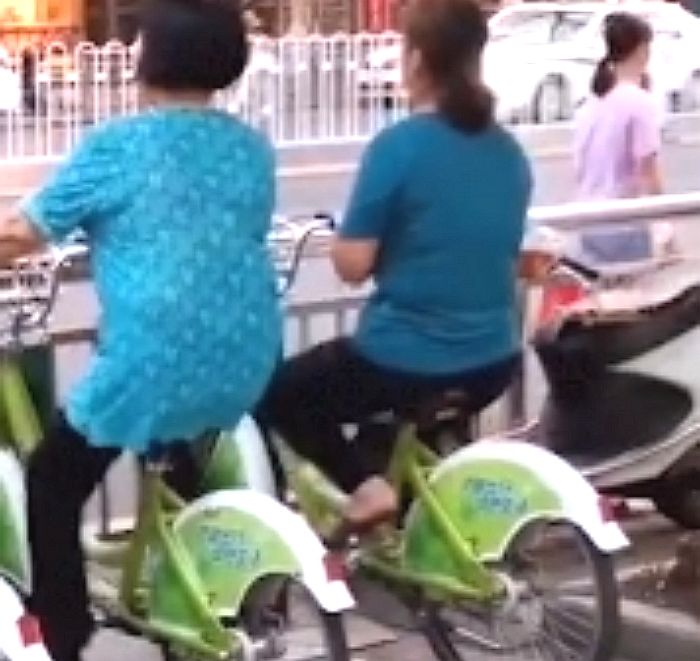 최근 도시 곳곳에는 공유자전거가 많이 보급되고 있는 상황이다. 과거 중국 매체 신문신보(新闻晨报)는 후난성 융저우시에서 시민들이 공유 자전거를 마치 헬스 기구처럼 이용하는 모습을 담은 영상을 공개했다. 공개된