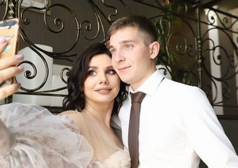 외신에 따르면 러시아의 인스타그램 셀럽 35세 마리나 발마세바의 결혼이 화제를 모으고 있다. 마리나 발마세바는 전남편과의 사이에서 입양한 아들 블라드미르 샤비린과 결혼을 발표했다. 마리나는 전 남편과의 사이�