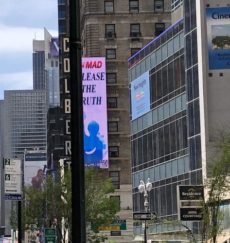 전 세계적으로 한국 망신 시킨 타임스퀘어 레전드 광고가 있다. 다름 아닌 한국의 ‘워마드’ 광고였다. 2019년 5월, 미국 뉴욕의 타임스퀘어에는 박근혜의 석방을 요구하는 워마드 광고가 실렸다.