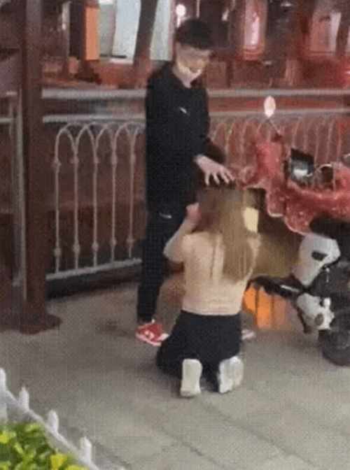 남자친구와의 이별을 막기 위해 무릎을 꿇은 여자가 있다. 최근 한 중국 온라인 커뮤니티 ‘사오스타’에는 남자친구에게 헤어지지 말자고 매달리는 여성의 사진이 소개됐다. 이 사건은 중국의 한 공원 구�